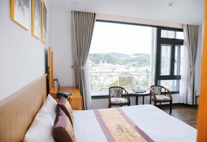 Premium bedding, minibar, desk, laptop workspace - Farm Nha Chuot - Mice House Farm Dalat (Da Lat)