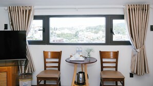 ห้องดีลักซ์ทริปเปิล, วิวเมือง | ลานระเบียง/นอกชาน