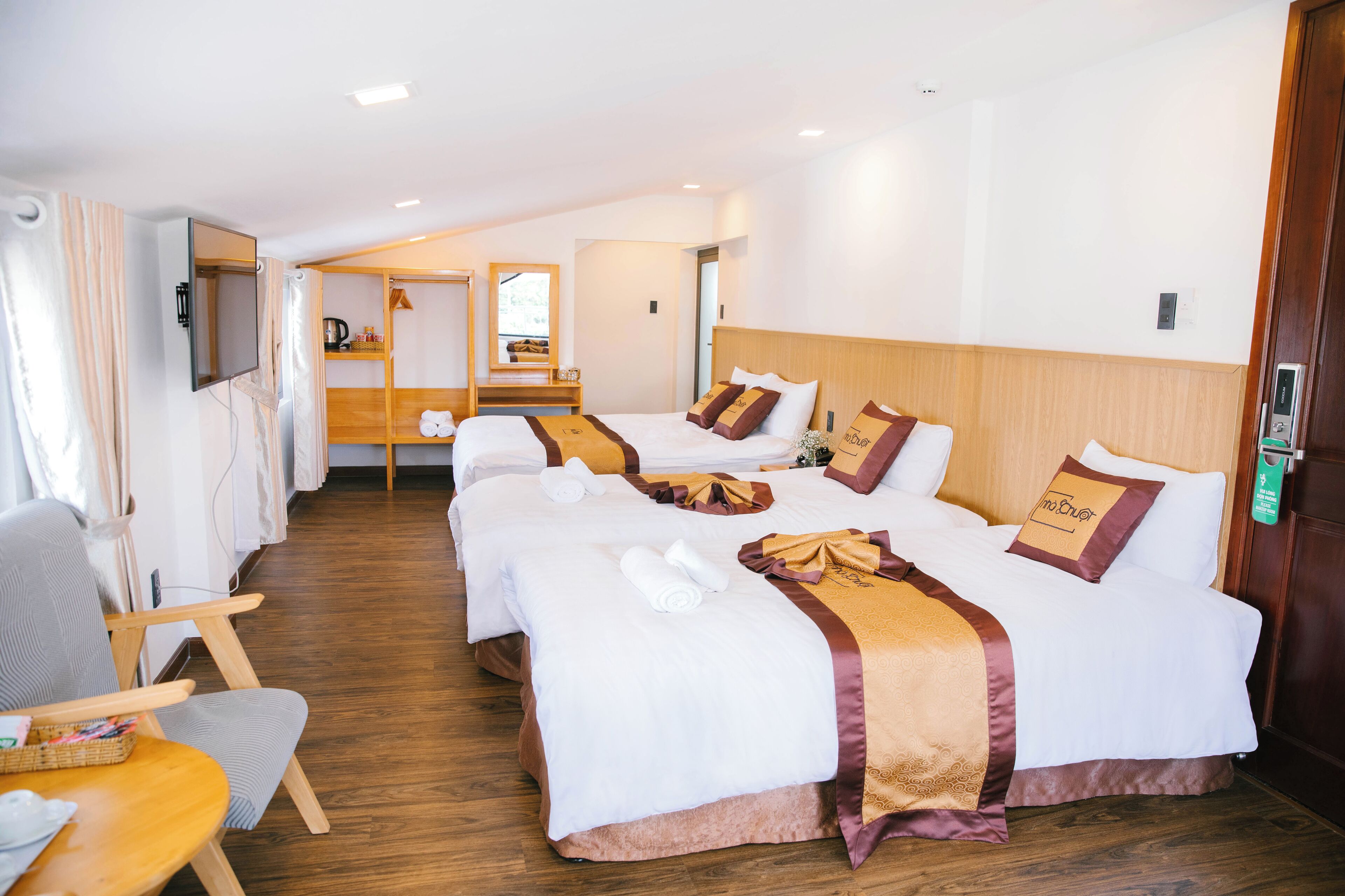 Exclusive Quadruple Room, Multiple Beds, City View | In-room dining