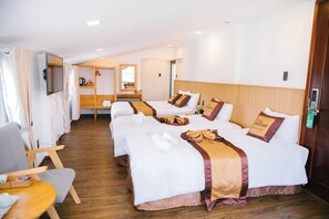 A hotel room with two beds, a wooden headboard, a small table with a chair, and a mirror. - Farm Nha Chuot - Mice House Farm Dalat (Cam Ly - Da Lat)