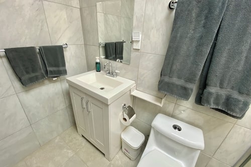 Standard Double Room | Bathroom | Shower, rainfall showerhead, hair dryer, towels