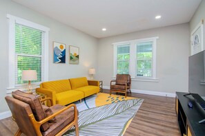 Smart TV - 4 Seasons of Winter in Tampa Heights - Unit 3 (Tampa)