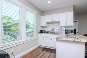 冷蔵庫、電子レンジ、コンロ、コーヒー / ティーメーカー