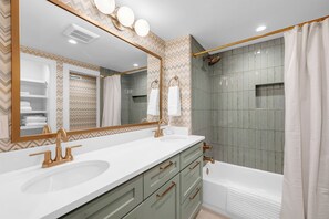 Een douche, een haardroger, handdoeken