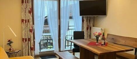 Fernseher, Tischtennisplatte