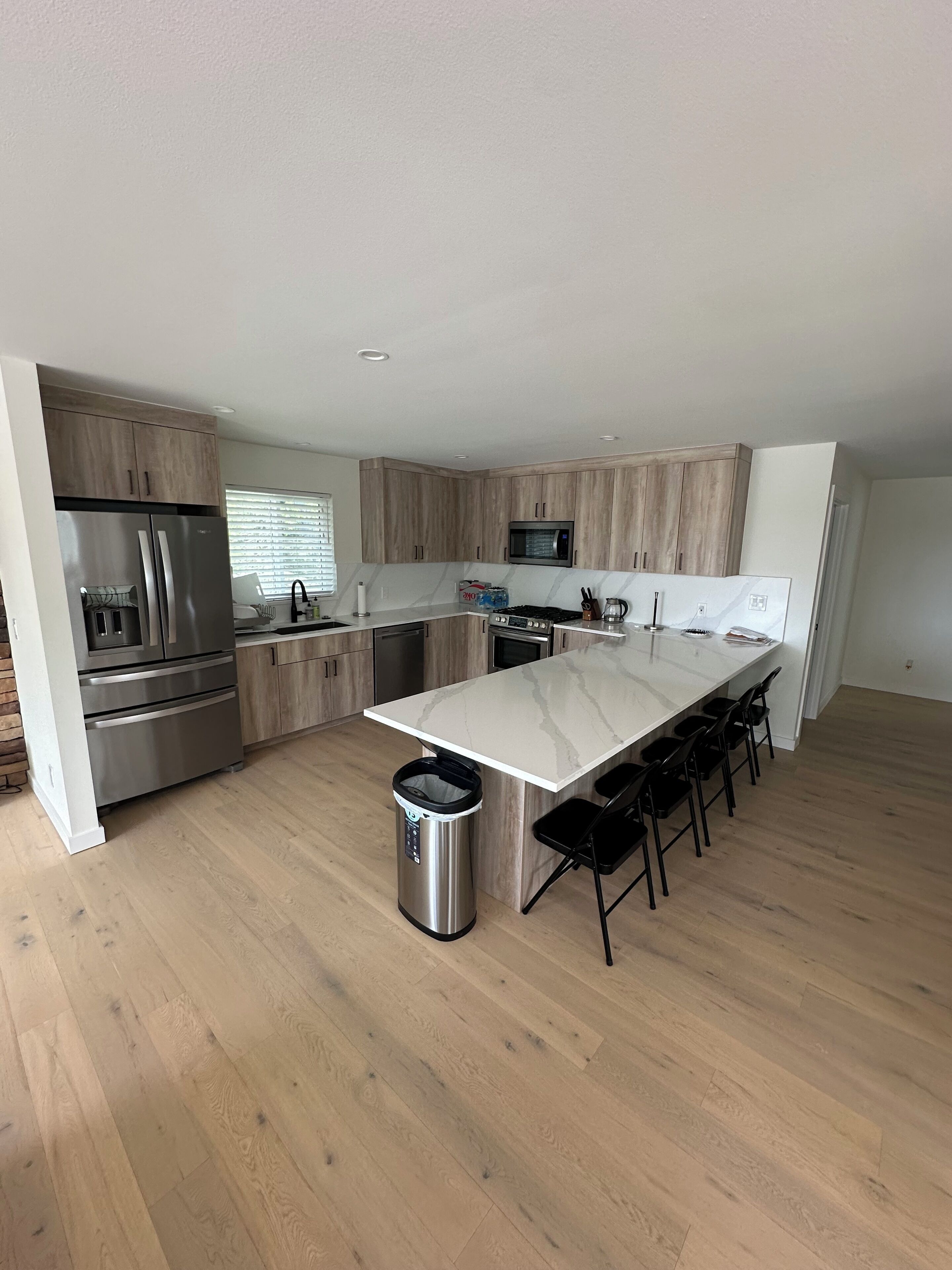 Jääkaappi, mikroaaltouuni, astianpesukone