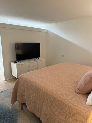2 habitaciones, escritorio, tabla de planchar con plancha y wifi