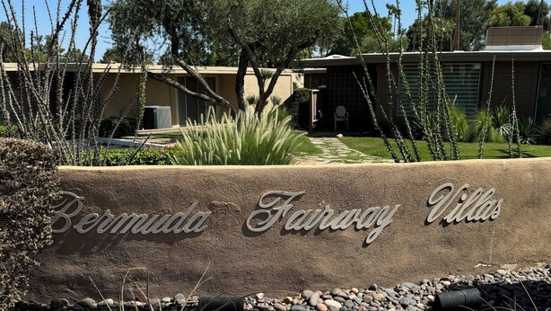 Un espace aménagé avec un panneau indiquant : « Bermuda Fairway Villas ».