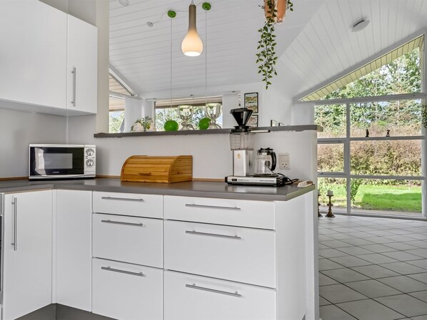 Fridge, microwave, dishwasher, cookware/dishes/utensils