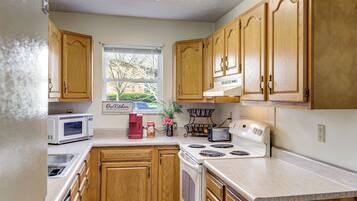 Microwave, dishwasher, coffee/tea maker, toaster