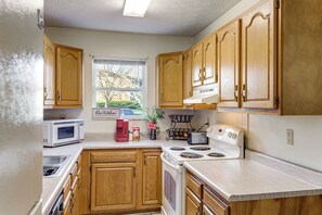 Microwave, dishwasher, coffee/tea maker, toaster