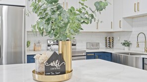 電子レンジ、オーブン、コンロ、食器洗い機