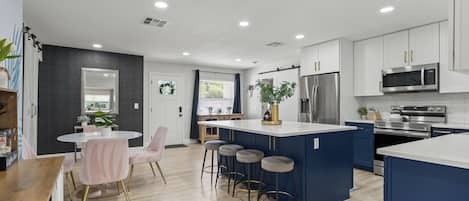 Een microgolfoven, een oven, een kookplaat, een vaatwasser