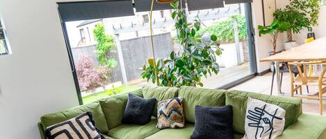 House | 4 bedrooms, desk