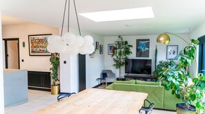 House | 4 bedrooms, desk