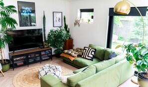 House | 4 bedrooms, desk