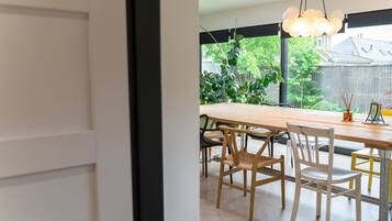House | 4 bedrooms, desk