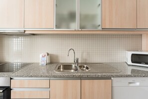 Kylskåp, mikrovågsugn, ugn och diskmaskin