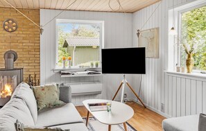 Älytelevisio, takka, pöytäjalkapallopöytä