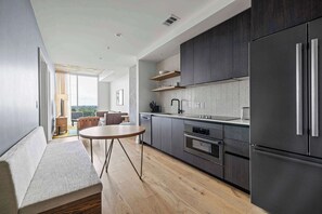 雪櫃、微波爐、焗爐、爐具