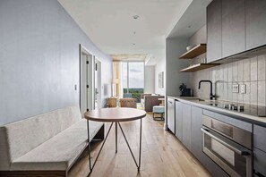 Réfrigérateur, micro-ondes, four, plaque de cuisson