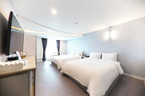 Family Twin | เตียง Select Comfort, โต๊ะทำงาน, พื้นที่ทำงานแบบใช้แล็ปท็อป
