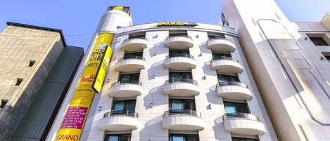 TV, Netflix, DVD player, pay movies