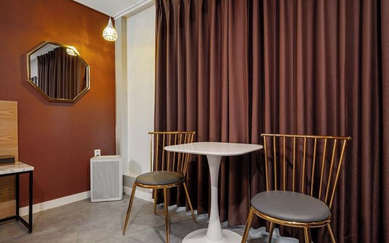 تناول الطعام داخل الغرفة