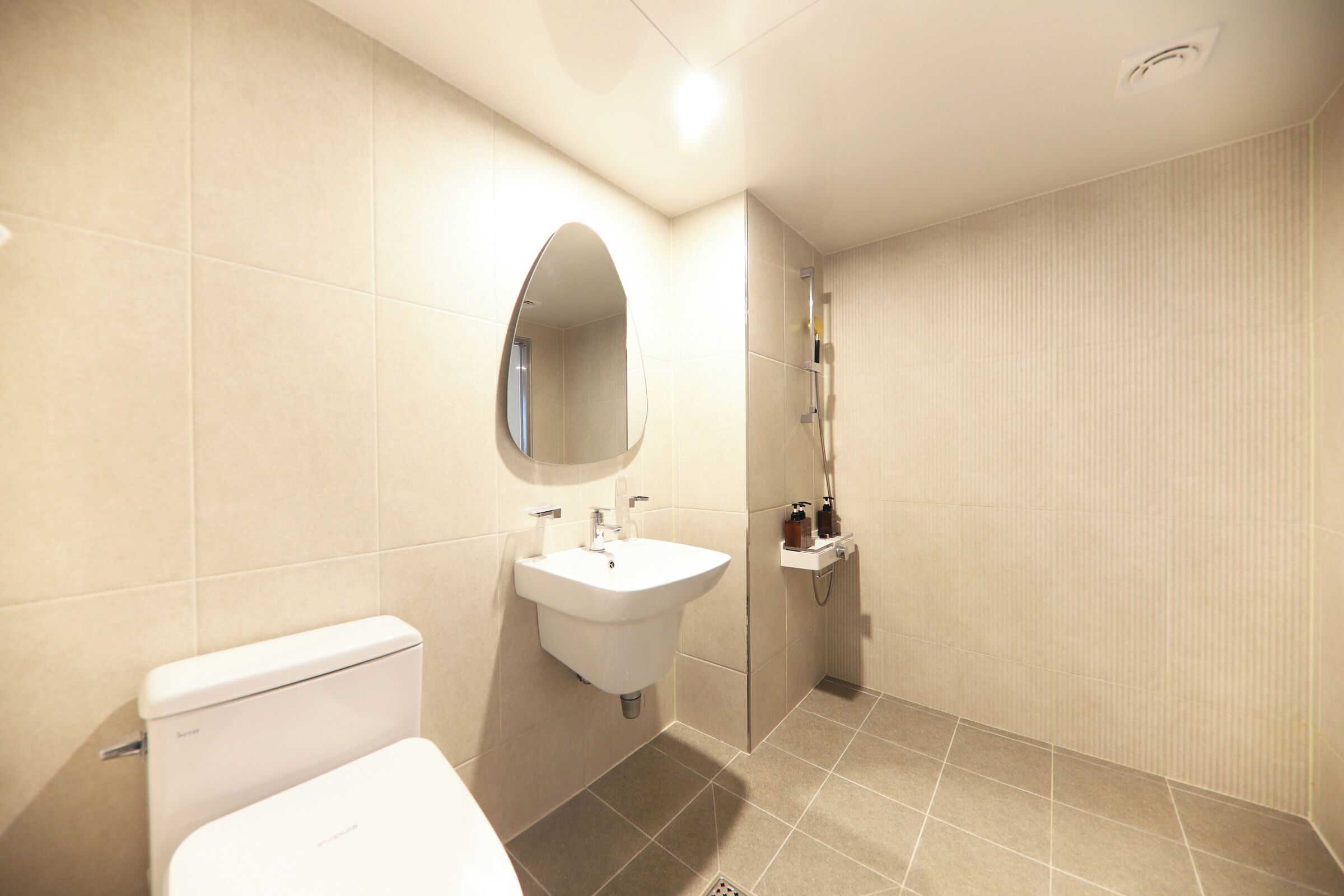 Deluxe Double | Bathroom | Free toiletries, hair dryer, bathrobes, slippers
