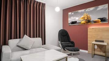 Tempat tidur Select Comfort, meja kerja, dan ruang kerja ramah laptop