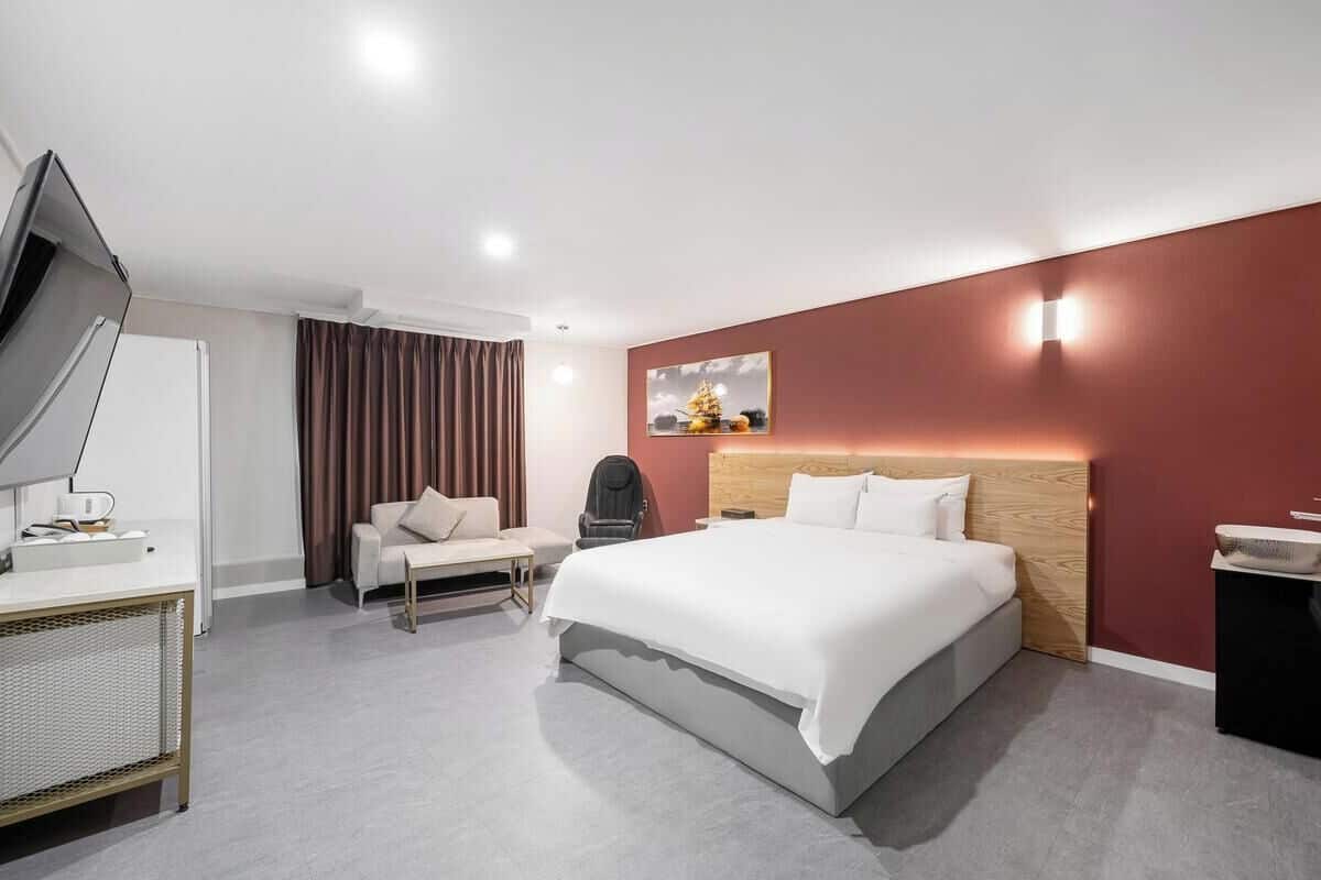 Royal Suite | Select Comfort beds, desk, laptop workspace, blackout curtains