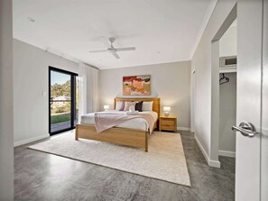 4 habitaciones, tabla de planchar con plancha, wifi y ropa de cama 