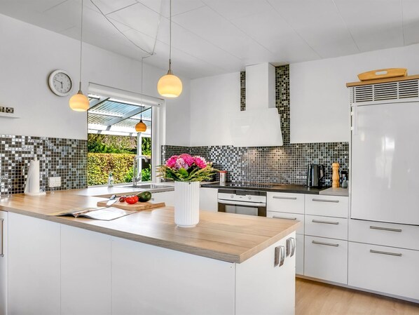 Kjøleskap, mikrobølgeovn, ovn og oppvaskmaskin