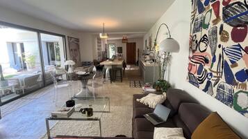 Télévision, lecteur de DVD, table de tennis de table, livres