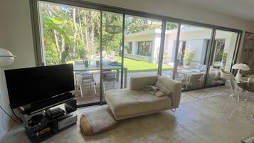 Télévision, lecteur de DVD, table de tennis de table, livres