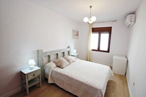 4 bedrooms, desk, iron/ironing board, WiFi
