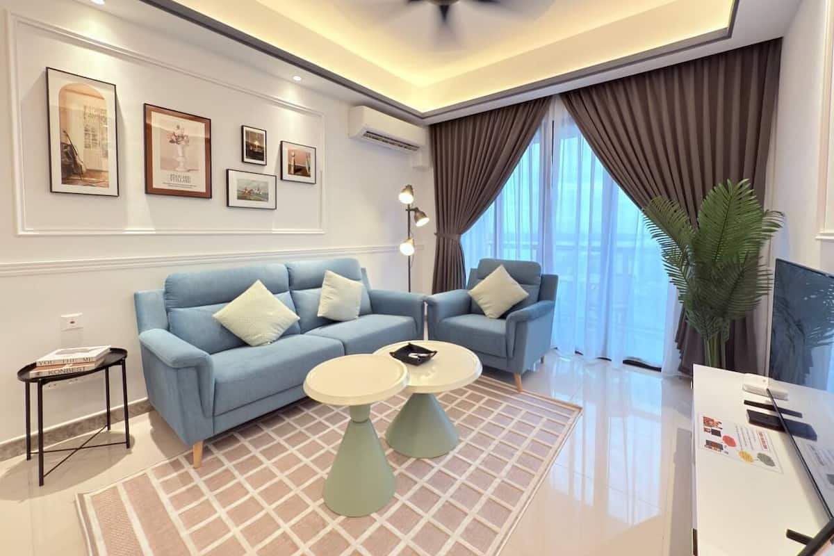 Business Apartment | Living area | TV