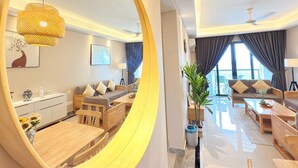 Una sala de estar moderna con un espejo grande, muebles de madera y vista al balcón.