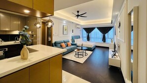 Una sala moderna con sofá, mesa de centro y zona de comedor.