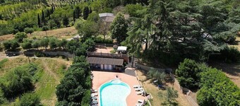 Villa Veneranda: A characteristic and welcoming two-story age-old farm house surrounded by meadows and by green hills, in the border area between Umbria and Tuscany, with Free WI-FI.