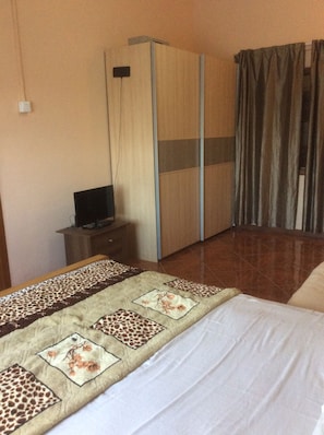 1 bedroom, iron/ironing board, internet