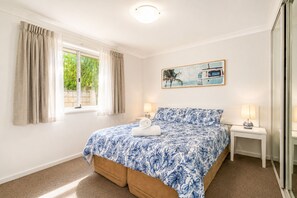 Comfort House, 2 Bedrooms, Non Smoking | 2 bedrooms, individually decorated, individually furnished - Ocean Blue Bungalow (Broadwater)