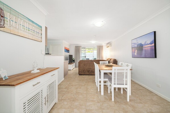 Interior entrance - Ocean Blue Bungalow (Broadwater)