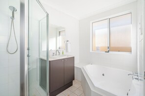 Comfort House, 2 Bedrooms, Non Smoking | Bathroom | Shower, free toiletries, hair dryer, towels - Ocean Blue Bungalow (Broadwater)