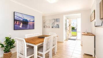 Comfort House, 2 Bedrooms, Non Smoking | Dining room