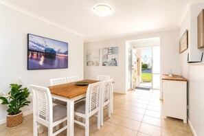 Comfort House, 2 Bedrooms, Non Smoking | Dining room - Ocean Blue Bungalow (Broadwater)