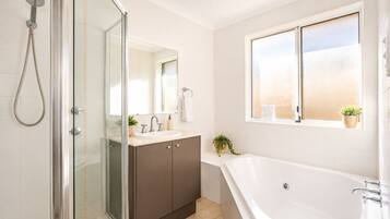 Comfort House, 2 Bedrooms, Non Smoking | Bathroom | Shower, free toiletries, hair dryer, towels