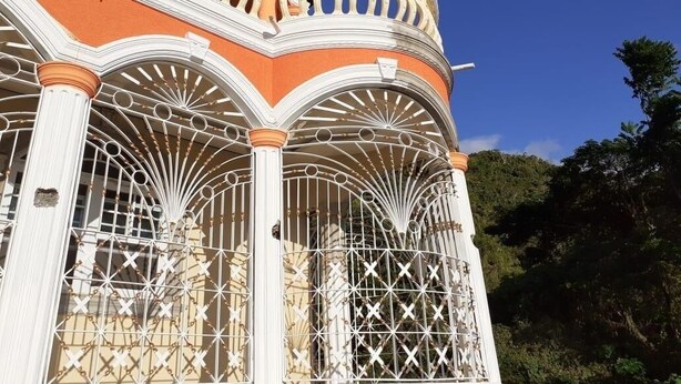 Un bâtiment doté de balcons richement décorés et d’un style architectural particulier.