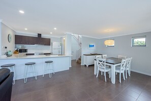 Deluxe House, Multiple Beds, Non Smoking | Dining room