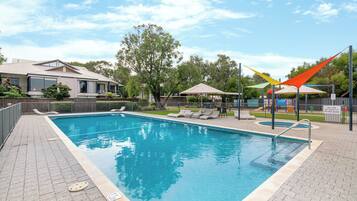 Kolam renang outdoor